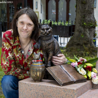 ストリートキャット・ボブ君の銅像とジェームズ・ボーエンさん