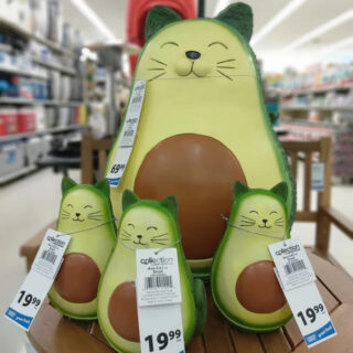 カナダのドラッグストア「London Drugs」のオリジナル商品 、AVO-CAT-O