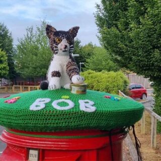 郵便ポストの上に設置されたボブ君の編みぐるみ