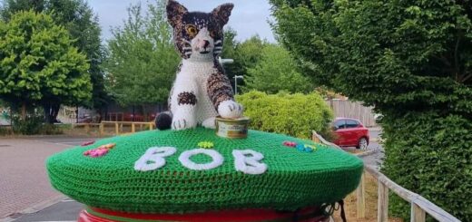 郵便ポストの上に設置されたボブ君の編みぐるみ
