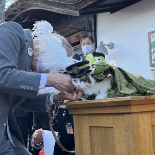 「社長代理」メダルを装着中のニタマ駅長