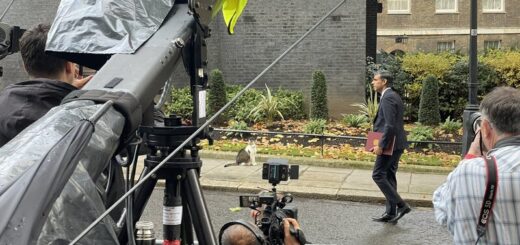 英国首相に就任したリシ・スナク首相とラリー君