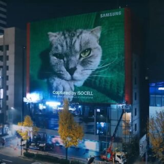 2億画素を搭載したサムソンのモバイルイメージセンサ「アイソセルHP1」で撮影した猫の写真を印刷して作られたビルボード