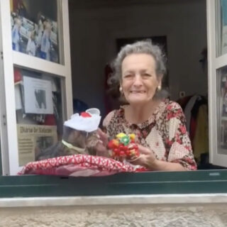 通りすがりの人たちに愛猫を披露するポルトガルのご婦人