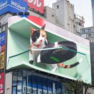 新宿東口の巨大猫がルンバとコラボ