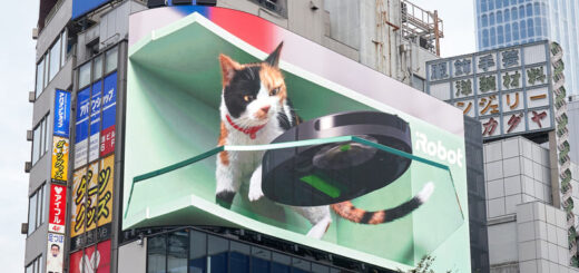 新宿東口の巨大猫がルンバとコラボ