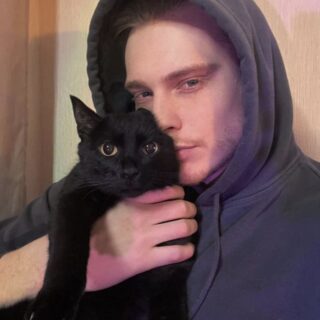 ロシア人ティックトッカーのディミトリ ー・ミクネフさんと愛猫のハンター君