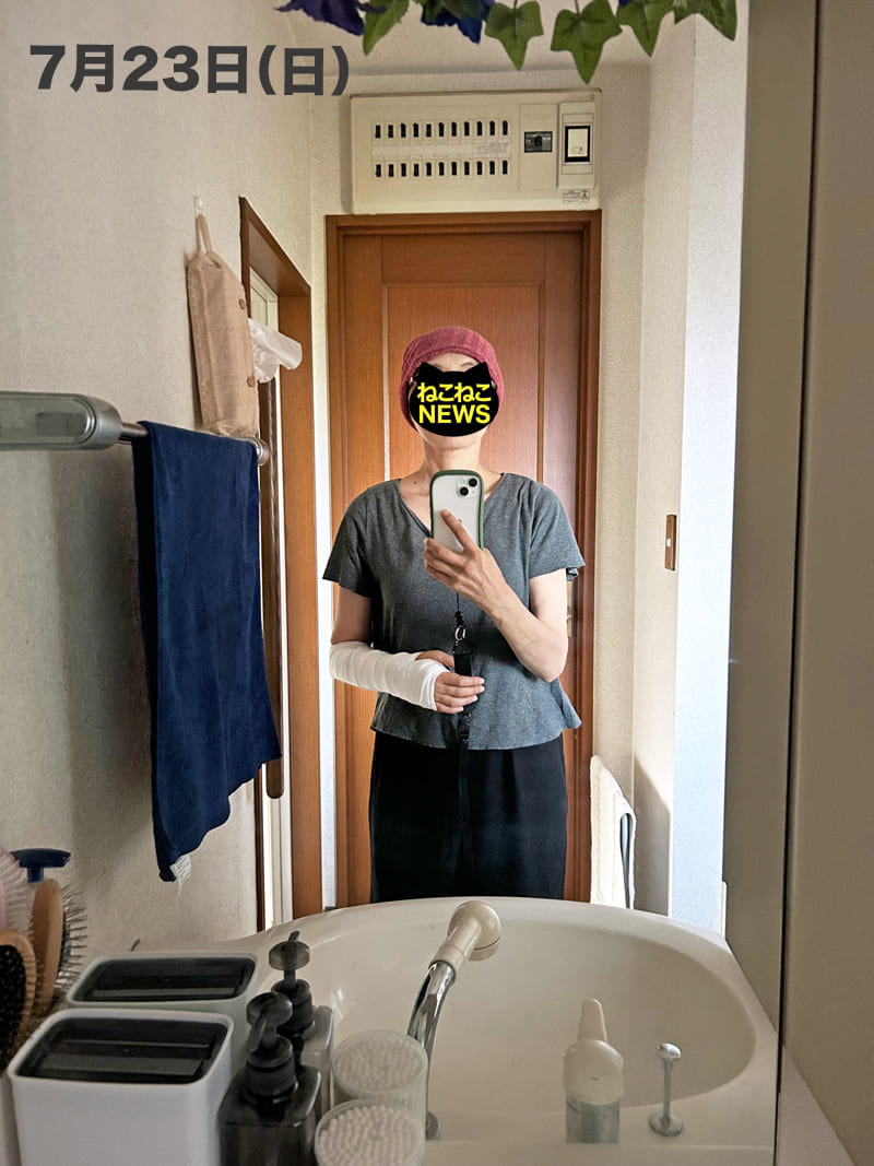 ギプスとケア帽子姿の自撮り