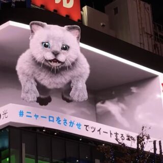 クロス新宿ビジョンに登場したNURO 光の猫キャラ「ニャーロ」
