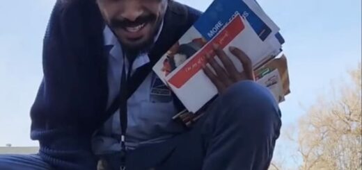 配達エリアの猫たちにモテモテの郵便屋さん