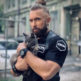 取り残された犬猫たちの保護活動を展開しているアレクセイ・スロフツェフ氏